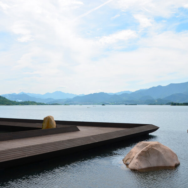 A project image of the Dasso XTR bamboo decking used by a large lake in China